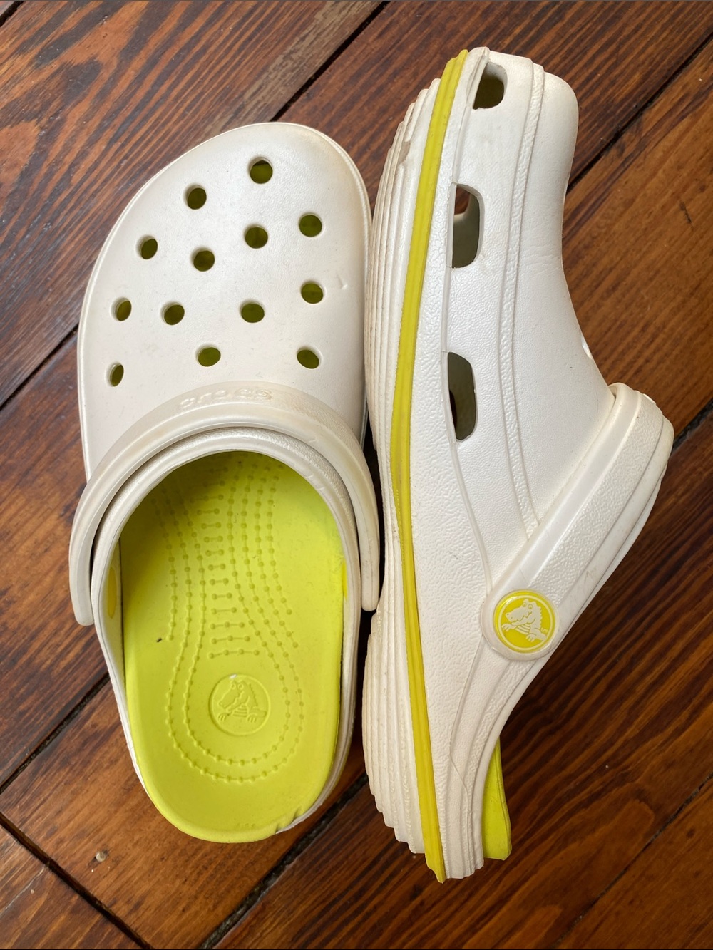 CROCS Womens Slip-On Clogs in Pearl White with Lime Insoles Sz 6
